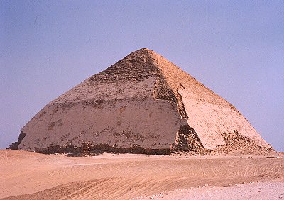 veľmi dobre zachovaná lomená pyramída Snofru, otca Chufu, na pohrebisku v Dášhure