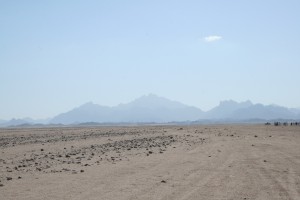 v pozadí druhý najvyšší vrch Egypta Šajíb, neexistujúca fatamorgána a hlavne "Oblak Solitér"