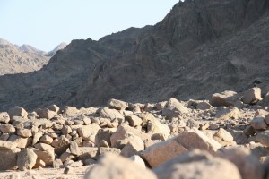 štrkovitá pieskovcovo-vápencová púšť na žulovom podloží