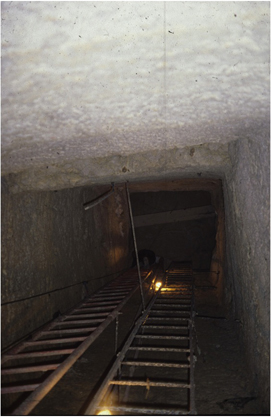 pohľad dolu do záhadnej šachty pri pyramíde Rachefa (Chefrena)