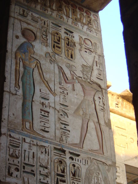 faraón Ramzes III. obetuje bohyni, scéna z Medinet Habu v Luxore