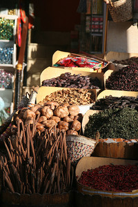 koreniny na trhu v Asuáne, v popredí škoricové lusky