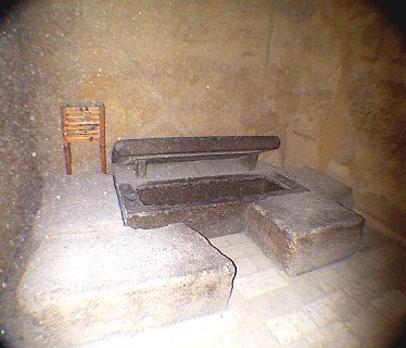 ukážka kamenného podstavca v tvare hieroglyfu PER, dom v Rachefovej pyramíde v Gíze, do vnútra sa vložil sarkofág s telom kráľa