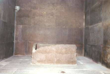 tzv.kráľova komora vo vnútri Chufuovej pyramídy, uprostred prázdny sarkofág