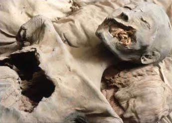azda lupičmi poškodená múmia matky Tutanchamona