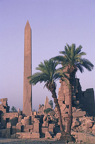 dokončený obelisk Hatšepsuty v chráme v Karnaku (Luxor)