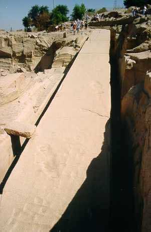 nedokončený obelisk v žulovom lome v Asuáne