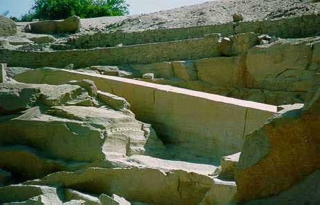 žulový obelisk kráľovnej Hatšepsut v Asuáne