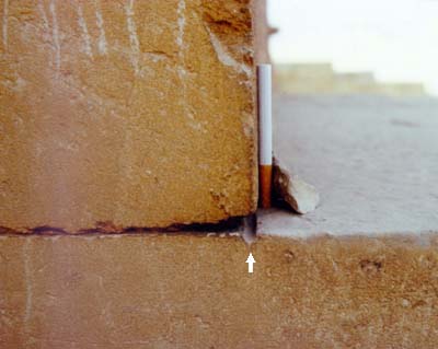 precízne opracovanie vápencového bloku zo severnej steny pyramídy Chufu